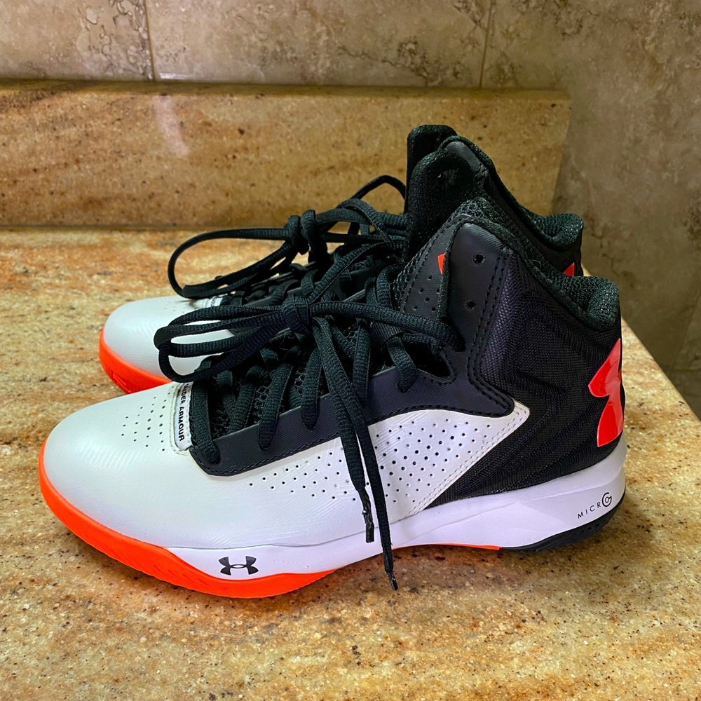Women’s Under Armor basketball shoe size 7